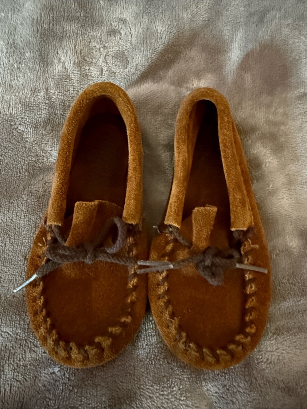 Minnetonka Kids Suede Moccasin Slippers in Chestnut Brown